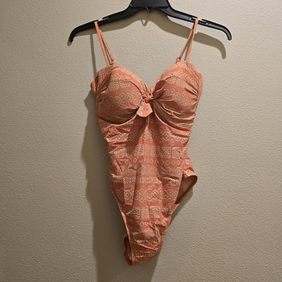 NWOT Robin Piccone Isla One Piece Coral Pink White Floral Medallion Size 8 - Picture 2 of 5